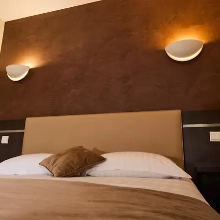 Hotel Hôtel-restaurant Le Calice Du Gevaudan - A75